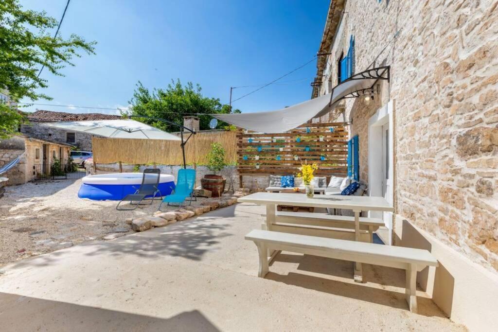 Casa Di Pietra Matelici Villa Divšići Bagian luar foto