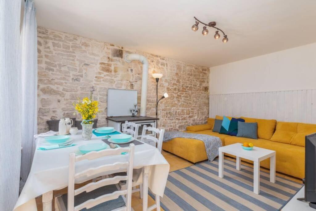 Casa Di Pietra Matelici Villa Divšići Bagian luar foto
