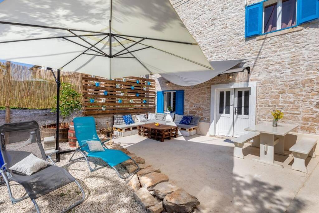 Casa Di Pietra Matelici Villa Divšići Bagian luar foto