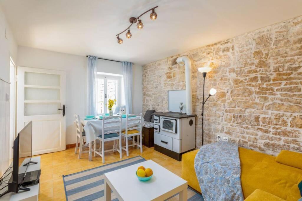 Casa Di Pietra Matelici Villa Divšići Bagian luar foto