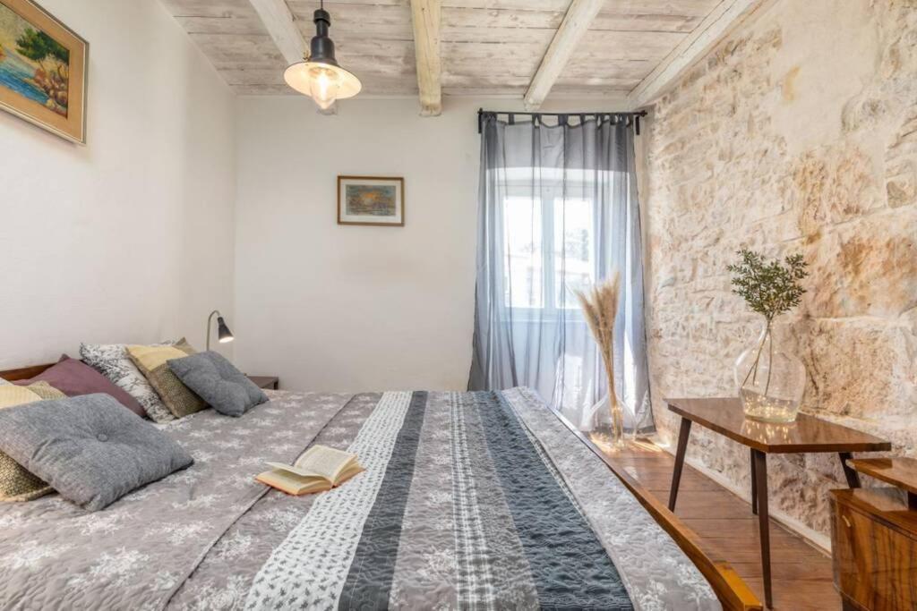 Casa Di Pietra Matelici Villa Divšići Bagian luar foto